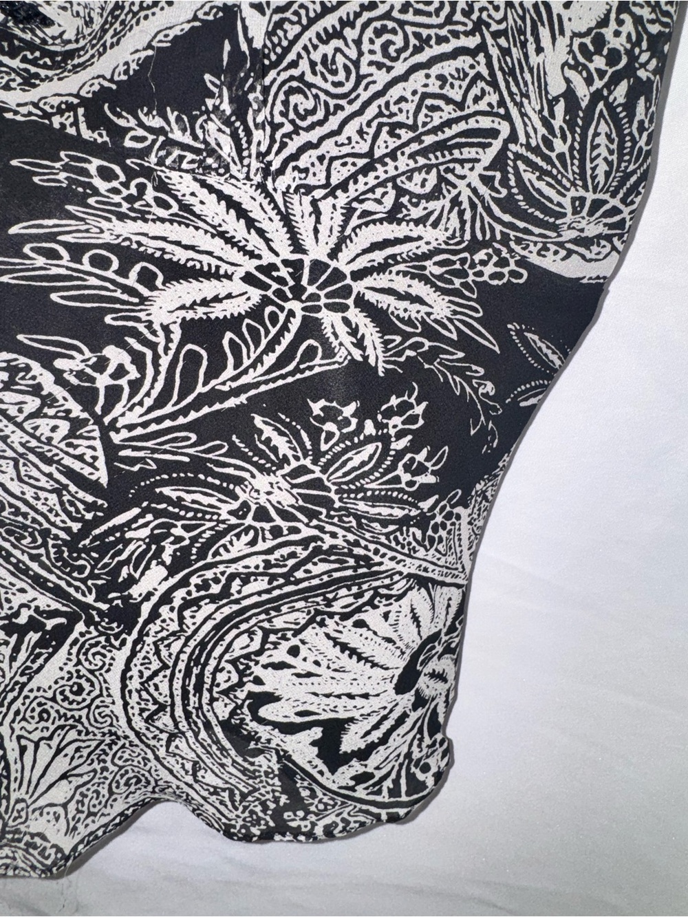 Black & Cream V-Neck Floral Paisley Blouse 100% Silk - Picture 6 of 6